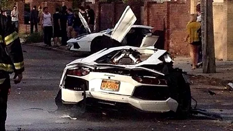 VIDEO: Lamborghini Aventador rupt în două după un accident uşor?!