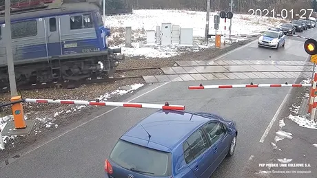 Un șofer a încercat să scape de poliție și s-a băgat cu mașina în fața trenului - VIDEO