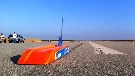 VIDEO: Maşinuţa asta cu telecomandă este o mică rachetă pe roţi