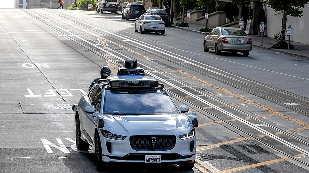 sensul-giratoriu-pune-probleme-si-robotilor-un-robotaxi-waymo-s-a-invartit-de-37-de-ori-intr-o-intersectie 