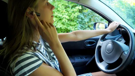 E oficial: Șoferii pot folosi telefonul în mers, în anumite condiții