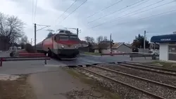 Video | La un pas de a fi strivit sub roțile trenului. De ce șoferii și pietonii ignoră bariera de cale ferată?