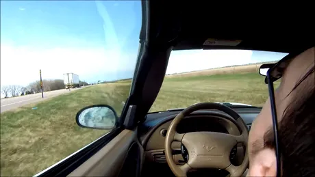 Cum e să leşini la volanul unui Mustang care apoi merge de capul lui pe câmp. VIDEO