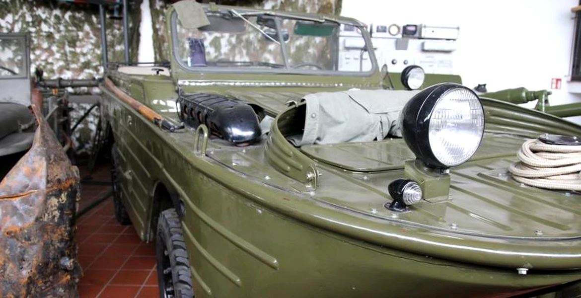 Vehicul militar atipic găsit abandonat într-o curte din Moscova