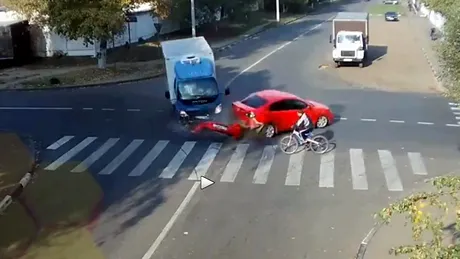 Peste acest biciclist s-a răsturnat un camion de noroc