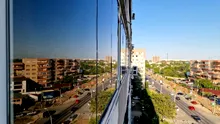 Apă caldă cu ferestre fotovoltaice într-un bloc din București