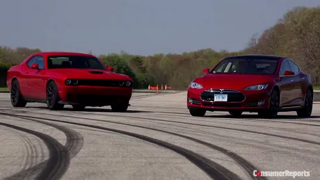Tesla Model S P85D vs. Dodge Challenger Hellcat: lupta cifrelor (VIDEO)