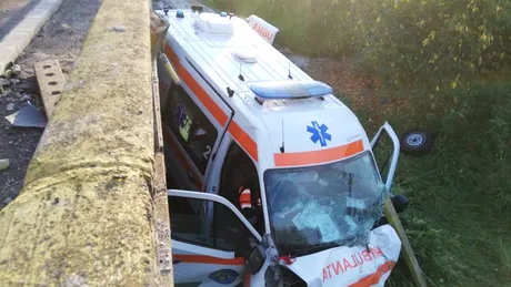 O ambulanță care transporta o pacientă cu COVID a căzut de pe un pod