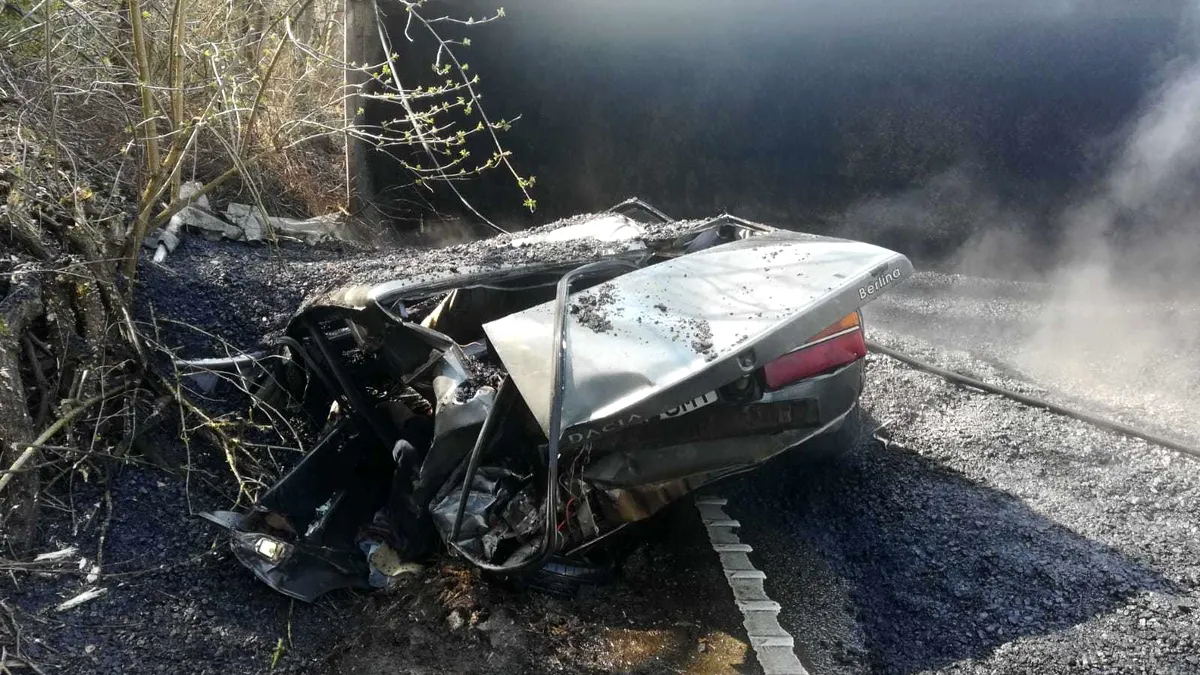 Ca în filmele de groază. Un camion cu bitum fierbinte s-a răsturnat peste o Dacia la Arad