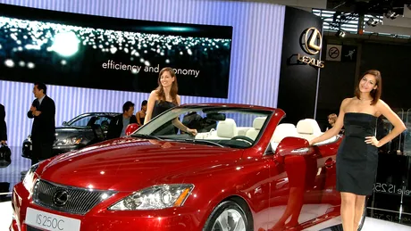 Lexus IS Coupe Cabriolet vine la Paris