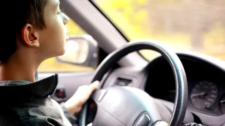 Codul Rutier 2024: Ce pedeapsă riscă părinții care lasă copiii să conducă mașina. Fapta e infracțiune