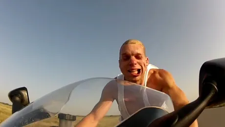 Inconştienţă totală: cu 240 km/h pe motor, fără cască. VIDEO