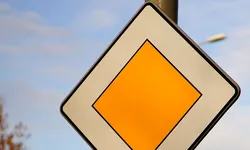 Cine cedează dacă ambii șoferi au prioritate pe un drum îngust? Regula pe care puțini șoferi o cunosc