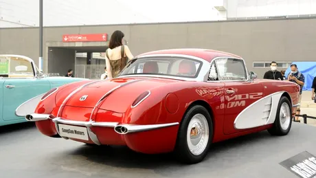 Chinezii au lansat o mașină nouă, hibridă, cu un look specific anilor '50 - GALERIE FOTO