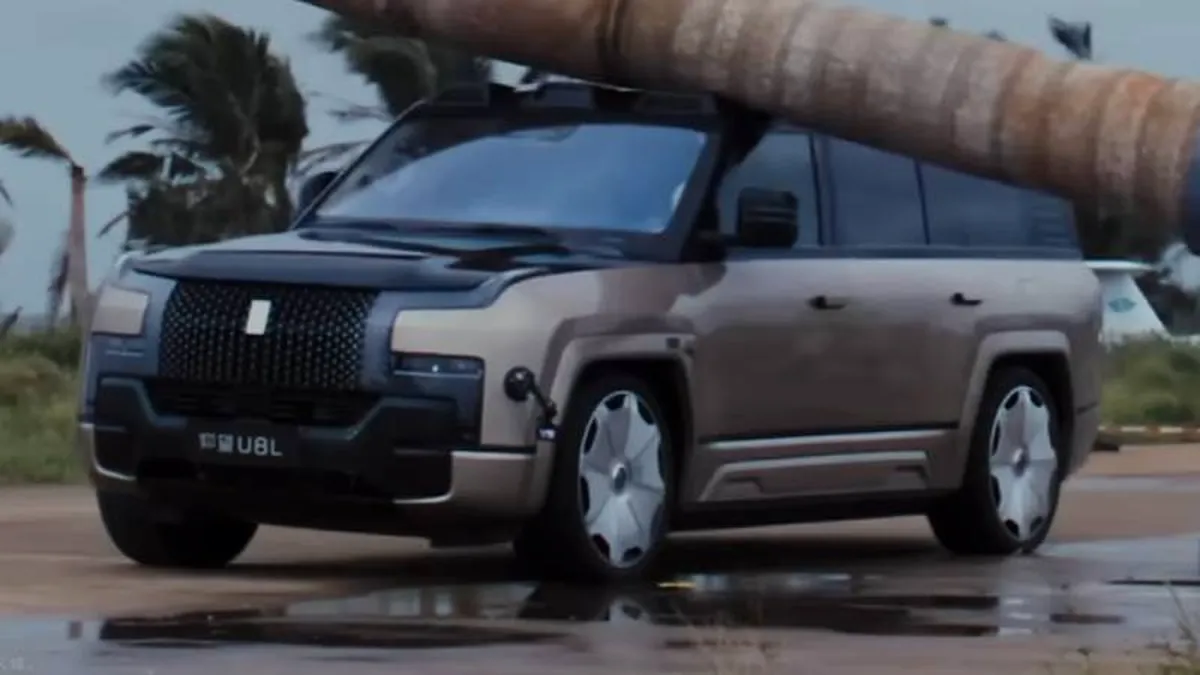 Test extrem pentru BYD YangWang: un palmier uriaș cade pe SUV-ul de 150.000 de dolari, iar mașina pleacă mai departe