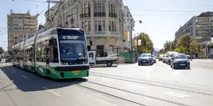 2026: Ești obligat să oprești dacă pietonul traversează doar până la linia de tramvai? Cum se aplică regula pe marile bulevarde
