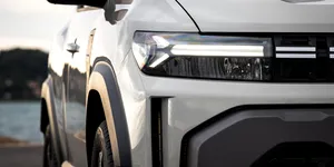 Trebuie să ai farurile pornite și pe timpul zilei? Ce spune Codul Rutier în 2026?