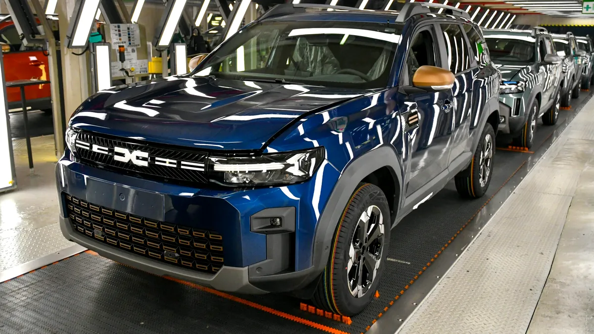Dacia a produs 8 milioane de automobile la fabrica de la Mioveni. Mașina aniversară este un Bigster finisat în Indigo Blue