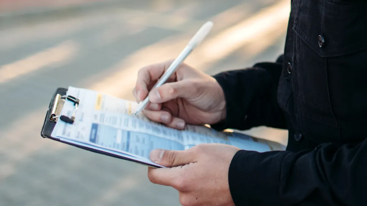 Mita de 500 de lei, refuzată de polițiștii din Craiova. Șoferul a fost pus sub control judiciar