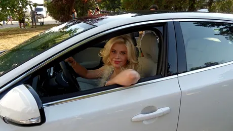 Loredana Groza la volanul primului Volvo V40 în România