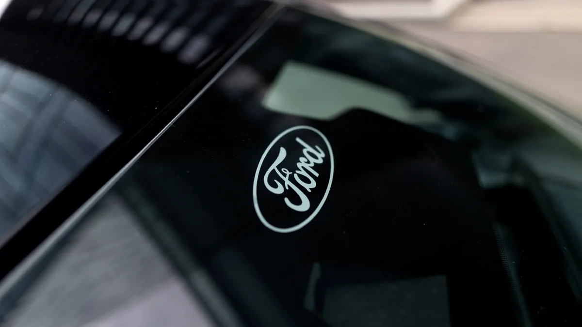 Scandal la Ford: muncitor suspendat după ce l-a insultat pe Trump în timpul vizitei oficiale