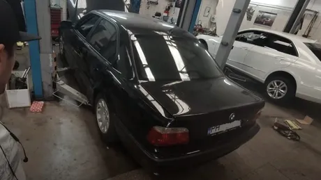 Un BMW Seria 7, adus pe platformă la un service din București după ce a fost inundat. Mai pornește?