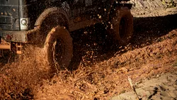 Două turiste rătăcite cu mașina în pădure, salvate de jandarmii sibieni: vehiculul 4×4 a rămas blocat în noroi