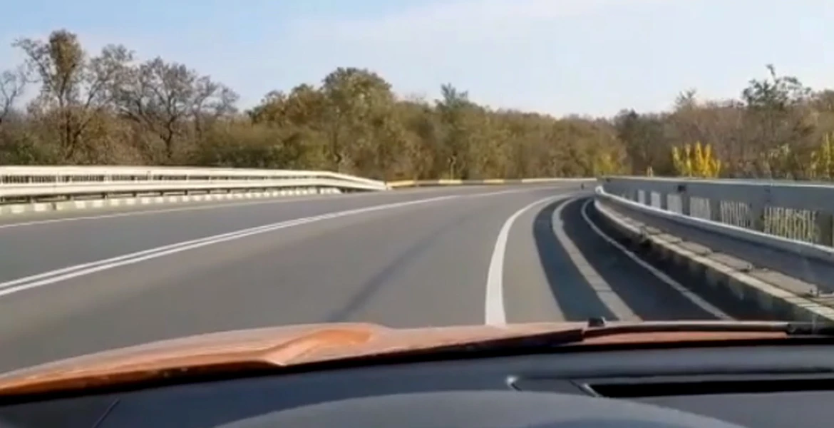 Şofer de România. S-a filmat în timp ce încălca linia continuă, pe un pod, în curbă – VIDEO