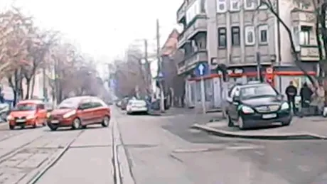 Accident într-o intersecţie din Bucureşti, surprins cu camera de bord - VIDEO
