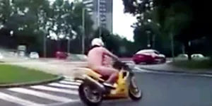 Poliţia a pornit girofarele pe loc când l-a văzut cum mergea pe motocicletă [VIDEO]