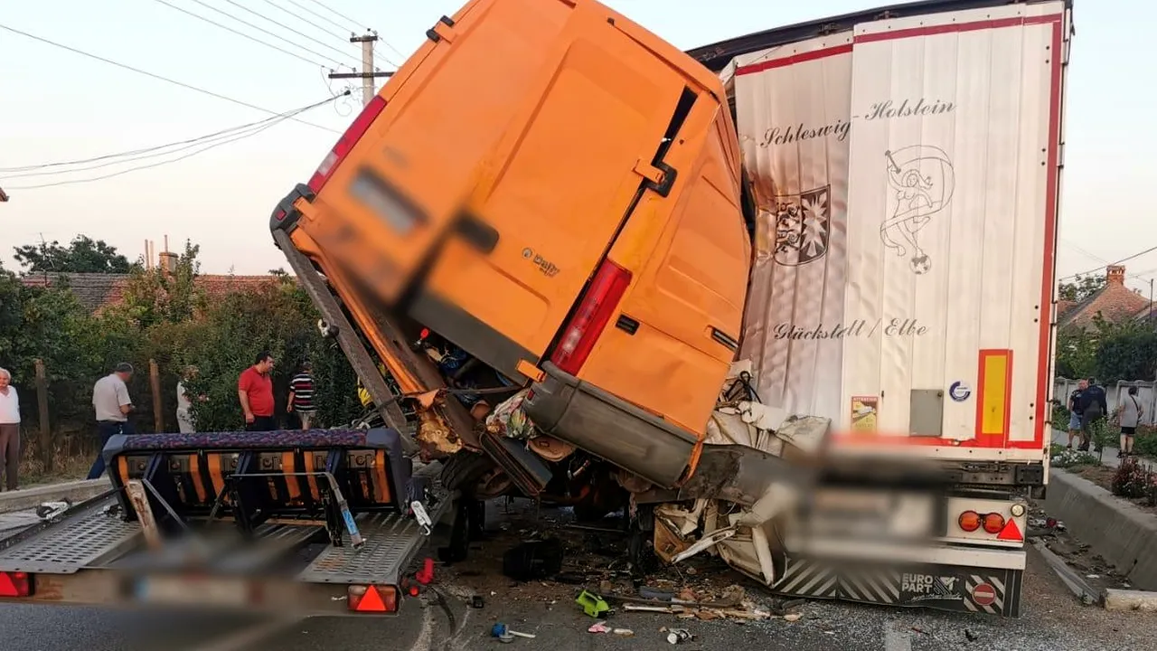 autoutilitară_cetăţeni_bulgari__izbit_de_un_camion_oprit_DN_56_Basarab 