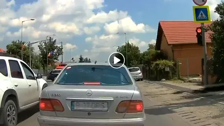 VIDEO - O femeie care traversa în fugă DN1 s-a lovit de o maşină