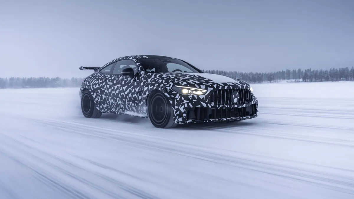 FOTO Mercedes-Benz testează un CLE „extrem” în Cercul Arctic. Noul model AMG va avea un motor V8 – Autocar