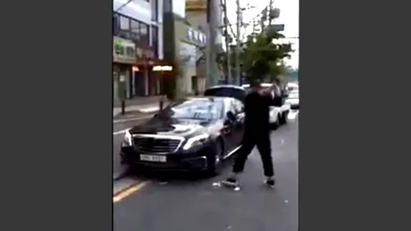 Dureros: reacţia unui chinez supărat că dealerul Mercedes-Benz nu-i înlocuieşte maşina. VIDEO