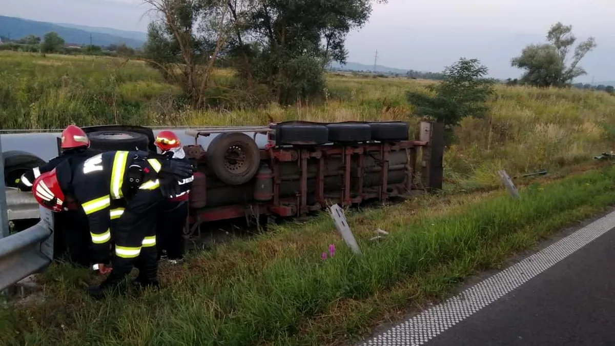 Accident rutier pe A1. O cisternă cu lapte s-a răsturnat - FOTO