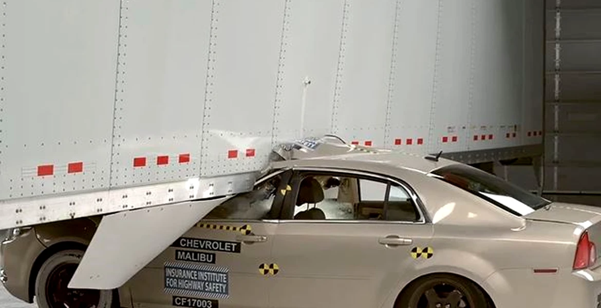 Crash test cu încetinitorul între o maşină şi TIR (VIDEO)