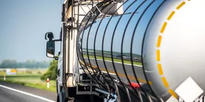 <span class='prepend'>Foto |</span> Cozi kilometrice de autocisterne la Năvodari. Rafinăria Petromidia, sufocată de solicitări de carburanți