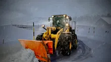 Iarna lovește în plină toamnă pe Transfăgărășan! Ninge abundent, iar drumarii au scos utilajele de deszăpezire