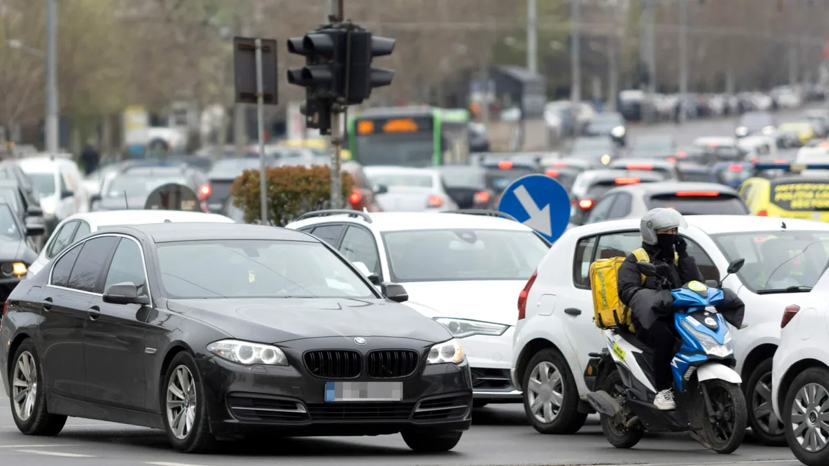 2025: Cum trebuie să procedezi la întâlnirea semnalului galben intermitent la semafor?