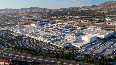 Fabrica Tesla din California, aflată lângă o școală, cere permisiunea pentru a polua de 13 ori mai mult decât o face acum