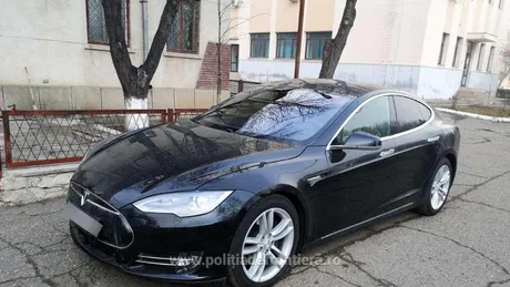 Un ieșean a rămas fără maşina sa Tesla. Polițiștii i-au ridicat mașina direct din trafic