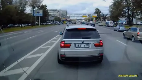 Cum blochează un şofer nesimţit o ambulanţă. Tu ce faci când auzi sirena în trafic? VIDEO