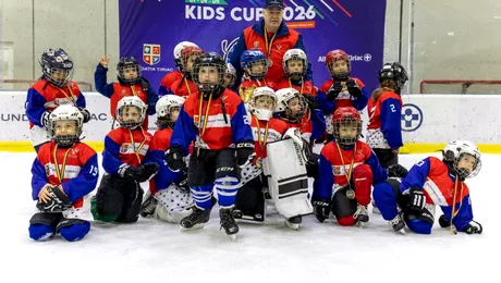 400 de copii, 32 de echipe și două zile de hochei la Kids Cup 2026 Micii sportivi au făcut spectacol pe gheața Patinoarului Allianz-Țiriac Arena, la cea de-a doua ediție a turneului de hochei organizat de Fundația Țiriac, dedicat echipelor U7, U9 și U11