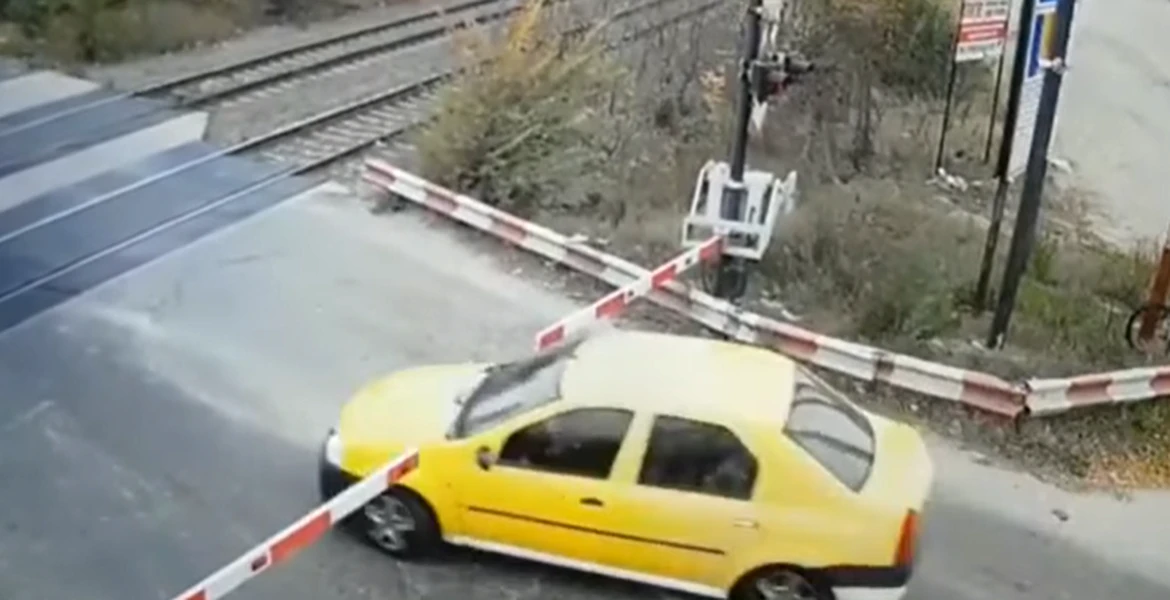 VIDEO. Gest inconștient. Un șofer traversează calea ferată, deși barierele erau lăsate