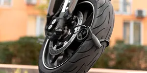 Siguranta si confort pe drum. Cum sa alegeti anvelopele moto potrivite (P)