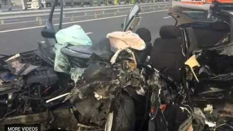 VIDEO - Accident grav pe A1, după ce un şofer băut a condus pe contrasens şi a lovit frontal o altă maşină. Doi adulţi şi un copil au murit