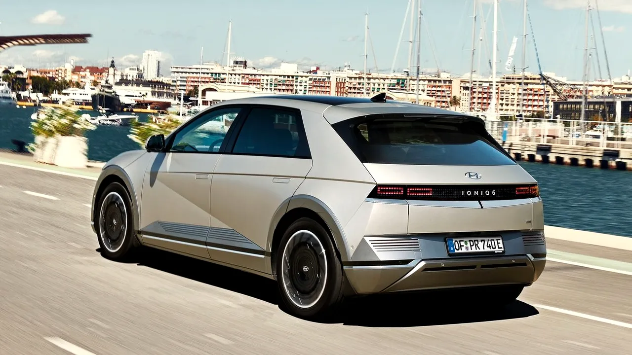 top-10-cele-mai-bune-mașini-electrice-în-2022-mașini-ideale-pentru-familiști--galerie-foto-Hyundai-Ioniq_5-2022-1280-5b 