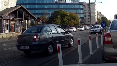 Un şofer grăbit din Bucureşti a scăpat de amendă, dar s-a pedepsit singur cu o vizită la service [VIDEO]