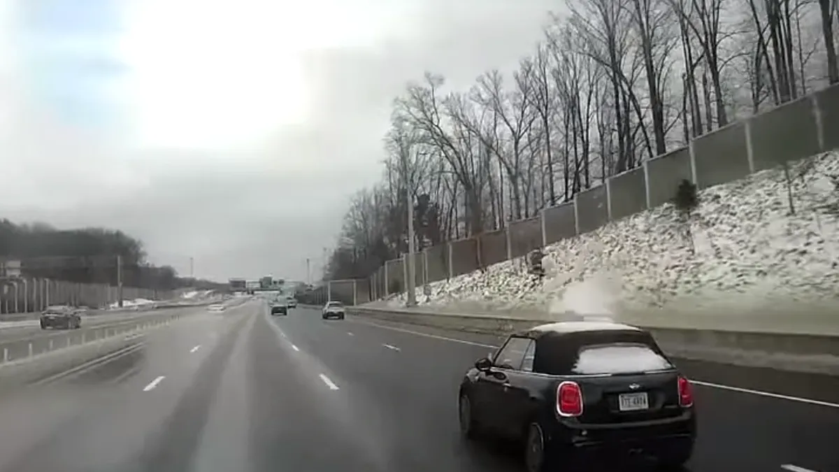 Ce amenzi poți lua dacă circuli cu zăpadă pe acoperișul mașinii? VIDEO