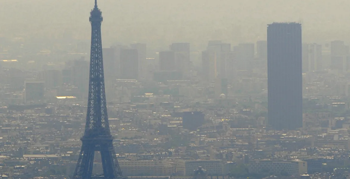 Poluarea din Paris atrage măsuri à la Ceauşescu din partea autorităţilor